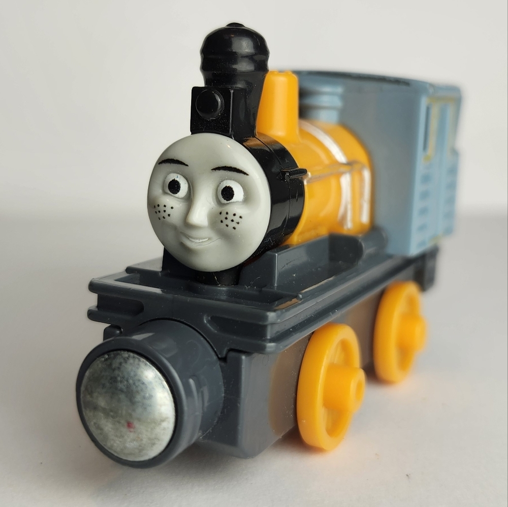DASH- THOMAS the Train & Friends Diecast Metal Tank Engine Take n Play 2013